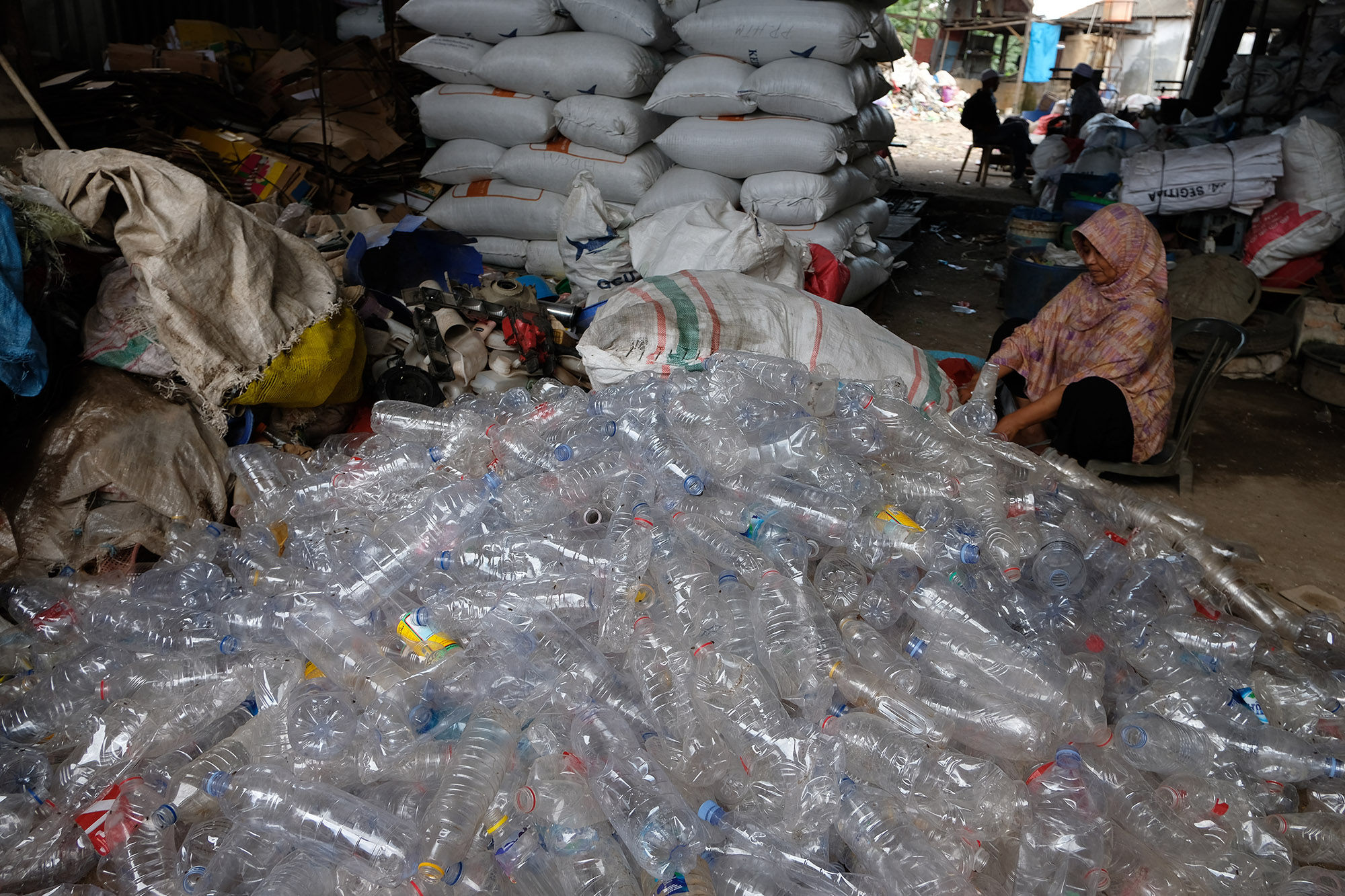 Pekerja memilah sampah plastik di gudang pengolahan sampah plastik kawasan Bekasi, Selasa, 14 September 2021. Foto: Ismail Pohan/TrenAsia