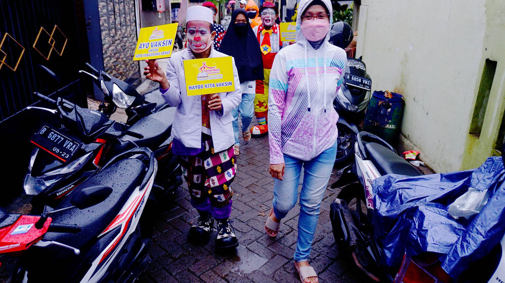 Badut Turut Kawal Vaksinasi - Panji 2.jpg