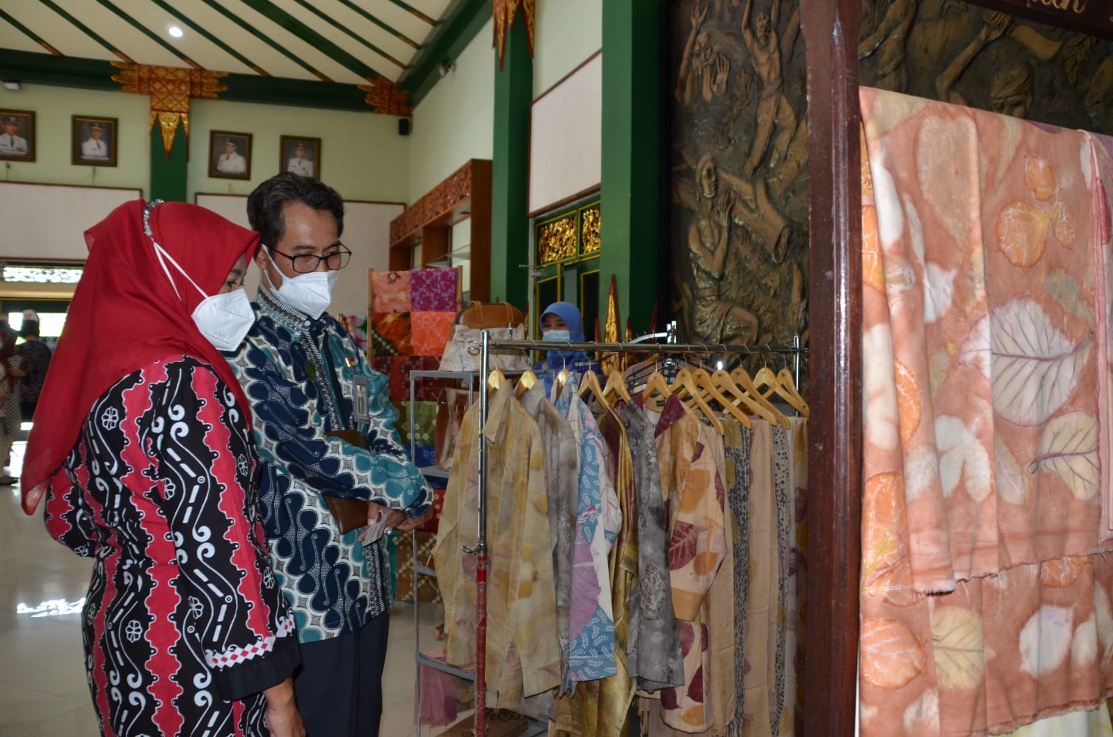 Kepala Dinas Perindustrian Koperasi dan UKM Kota Yogyakarta Tri Karyadi saat melihat produk IKM setempat.