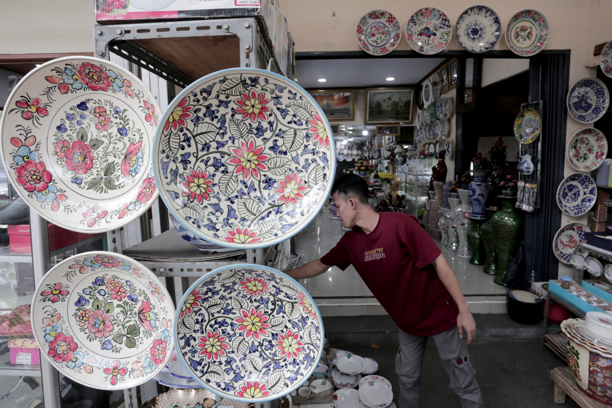Calon pembeli melihat produk keramik yang dijual di kios kerajinan keramik kawasan Tanjung Priuk, Jakarta Utara, Rabu, 15 September 2021. Foto: Ismail Pohan/TrenAsia