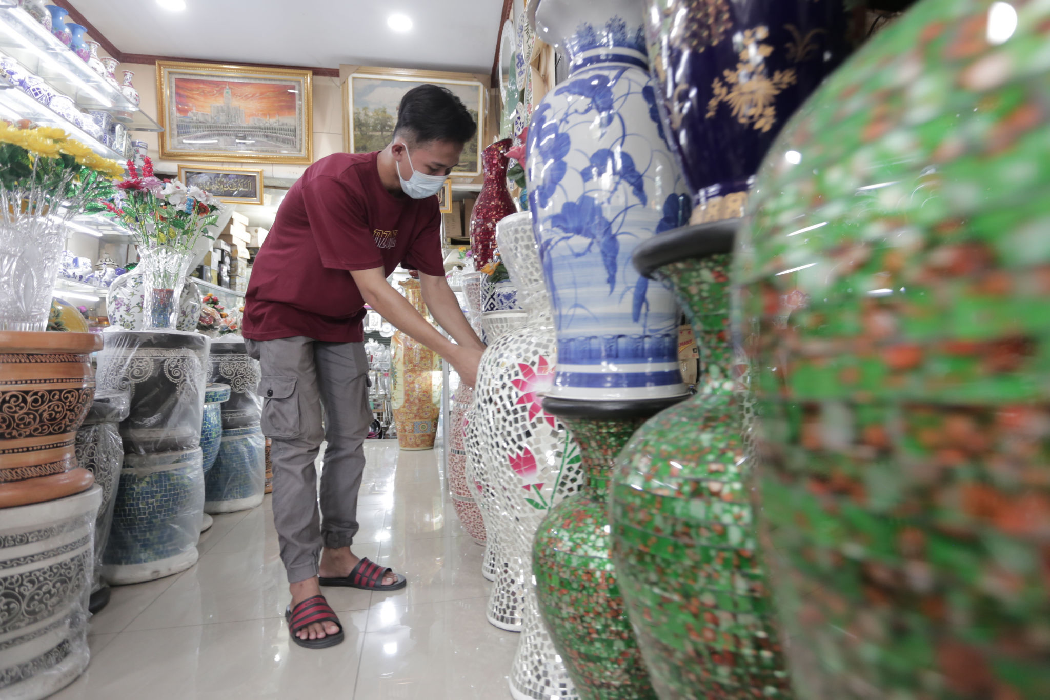 Calon pembeli melihat produk keramik yang dijual di kios kerajinan keramik kawasan Tanjung Priuk, Jakarta Utara, Rabu, 15 September 2021. Foto: Ismail Pohan/TrenAsia