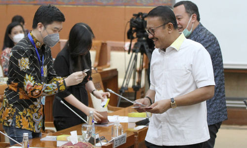 CEO Tokopedia William Tanuwijaya (kiri) bersiap mengikuti Rapat Dengar Pendapat Umum dengan Komisi VI DPR RI di Kompleks Parlemen, Jakarta, Rabu, 15 September 2021. Foto: Ismail Pohan/TrenAsia