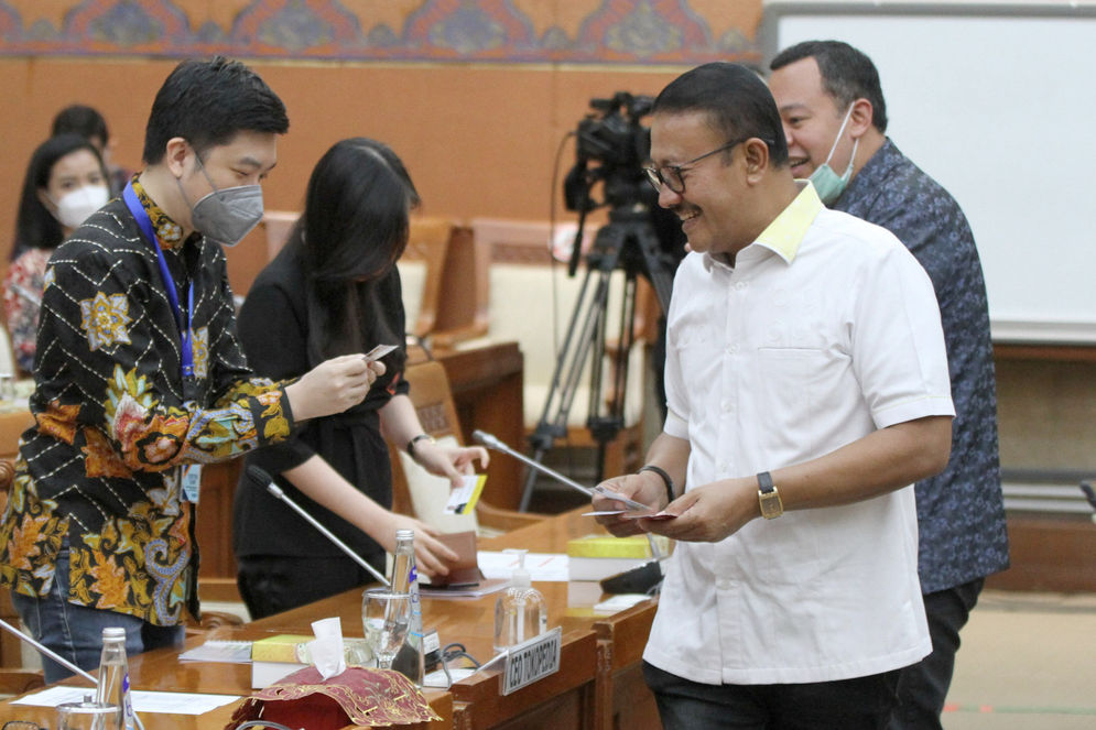 CEO Tokopedia William Tanuwijaya (kiri) bersiap mengikuti Rapat Dengar Pendapat Umum dengan Komisi VI DPR RI di Kompleks Parlemen, Jakarta, Rabu, 15 September 2021. 