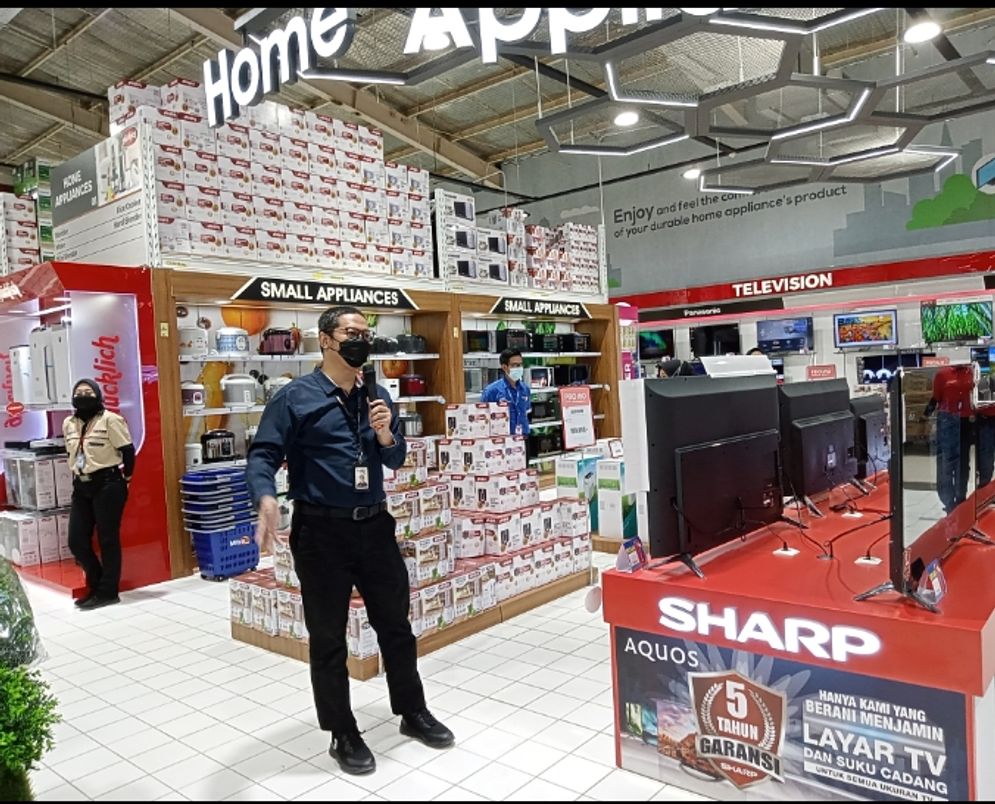 Store Manager Mitra10 Jakabaring, Palembang, Doni Yuniadi ketika pembukaan Mitra10