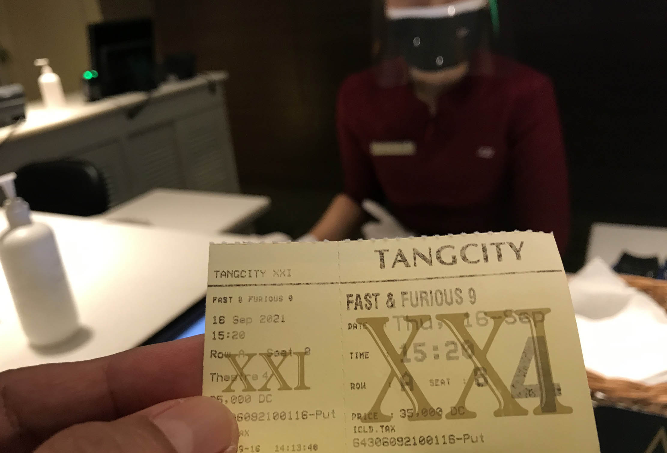 Pengunjung menunjukkan tiket film XXI yang diputar hari ini di sebuah pusat perbelanjaan Kota Tangerang, Kamis 16 September 2021. Foto : Panji Asmoro/TrenAsia