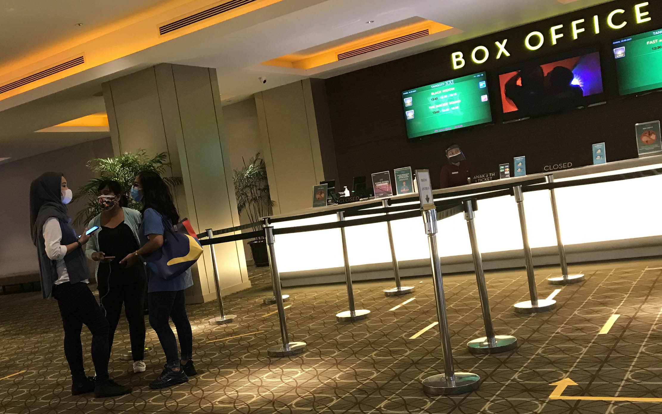Pengunjung tengah menunggu waktu pemutaran film di sebuah bioskop XXI di pusat perbelanjaan Kota Tangerang, Kamis 16 September 2021. Foto : Panji Asmoro/TrenAsia