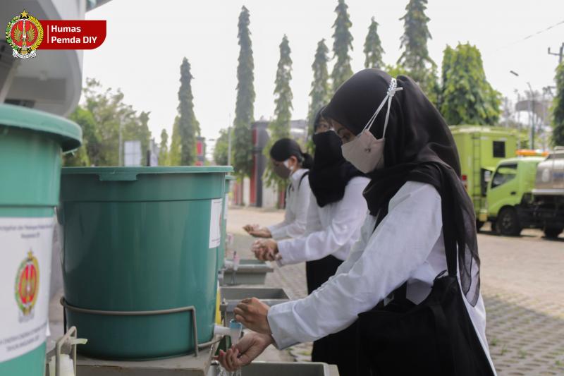 Peserta CPNS mencuci tangan sebelum mengikuti seleksi