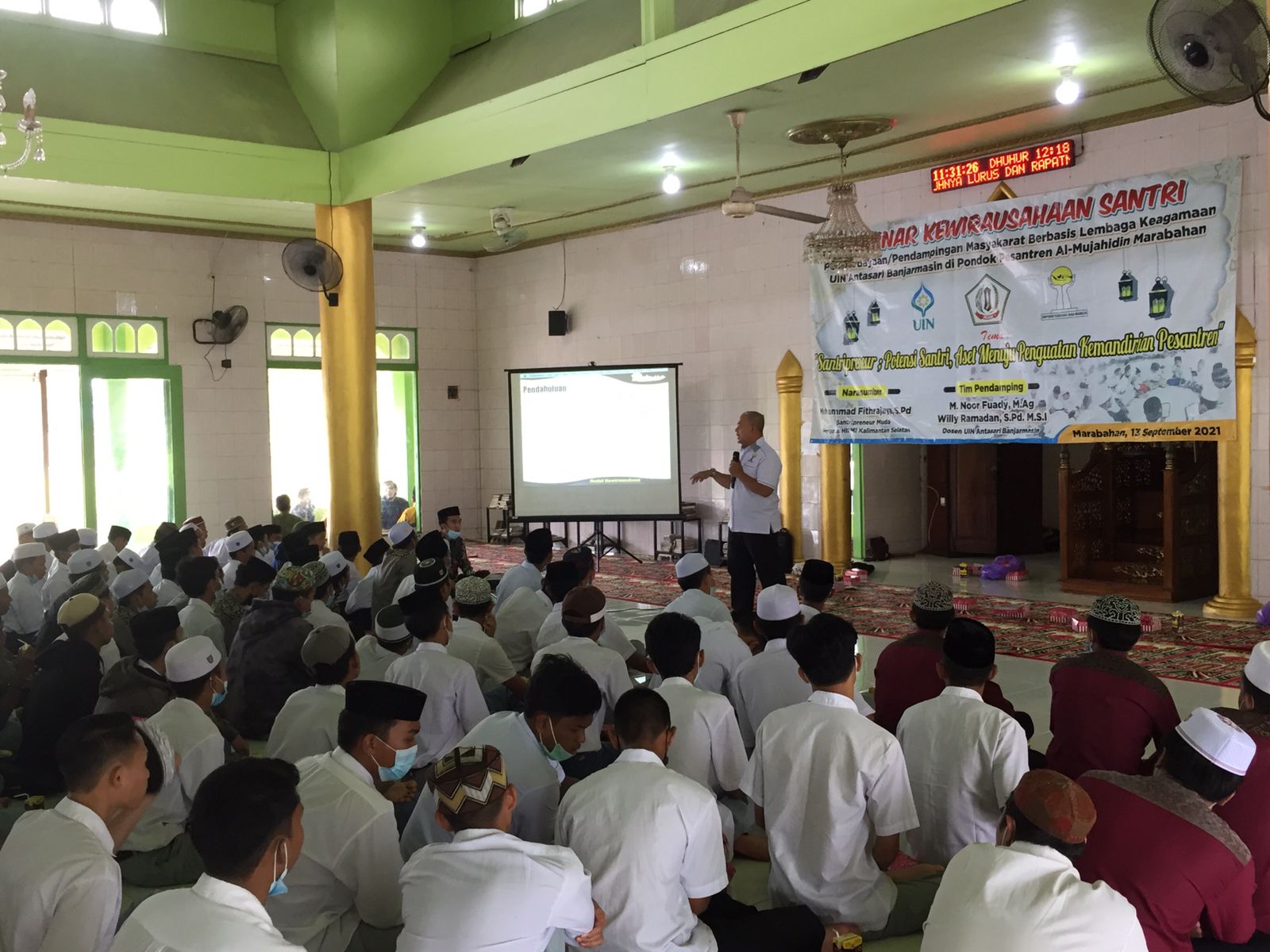 Santri Ponpes Al Mujahidin saat diberi materi pelatihan oleh tim pengabdian. 