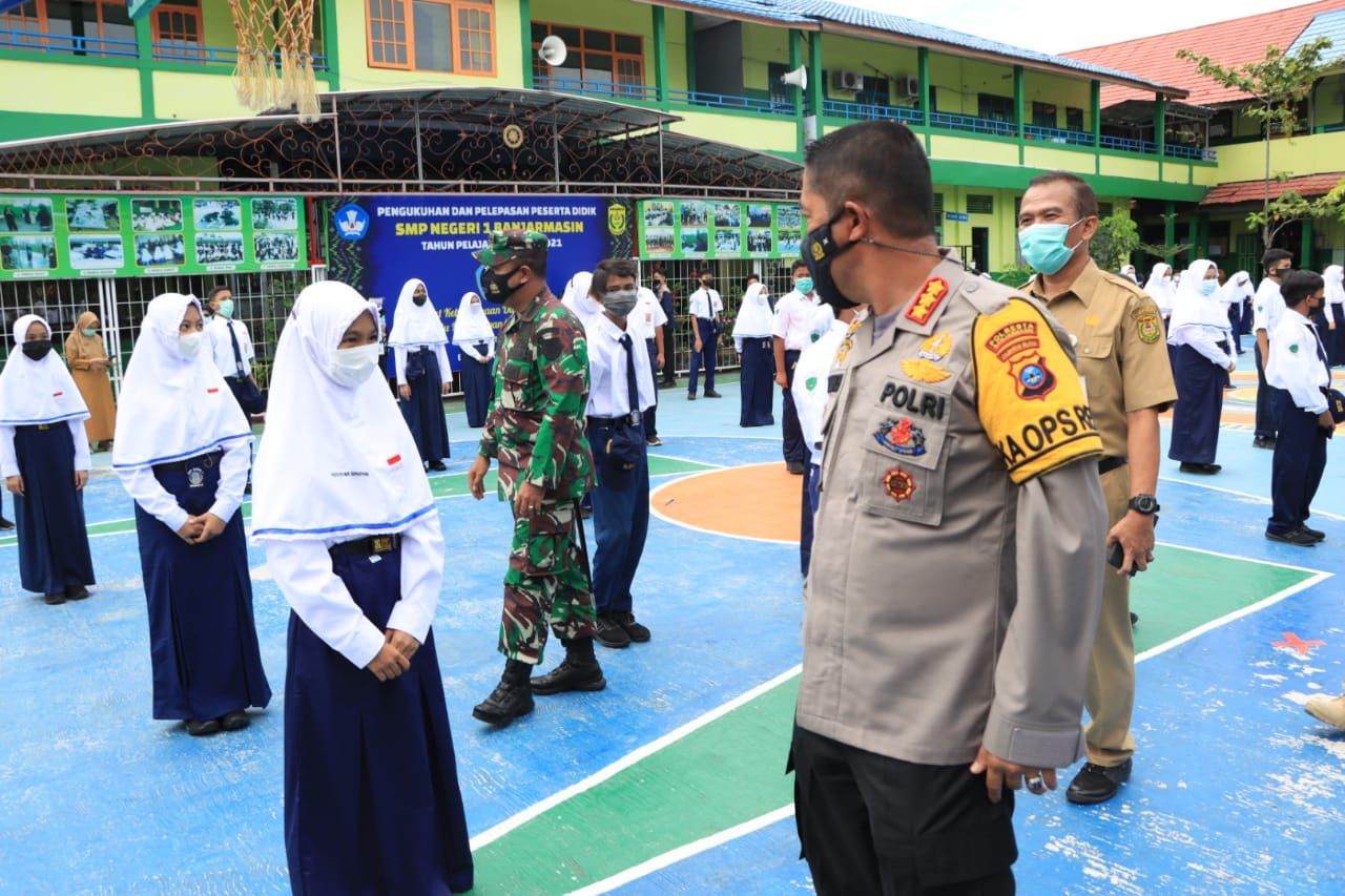Para siswa di Banjarmasin saat berada di sekolah mengikuti tatap muka.  