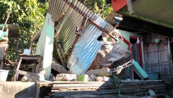 Rumah Seorang Warga di Manggarai Nyaris Dihantam Batu Besar, Satu Unit WC Permanen Ambruk 