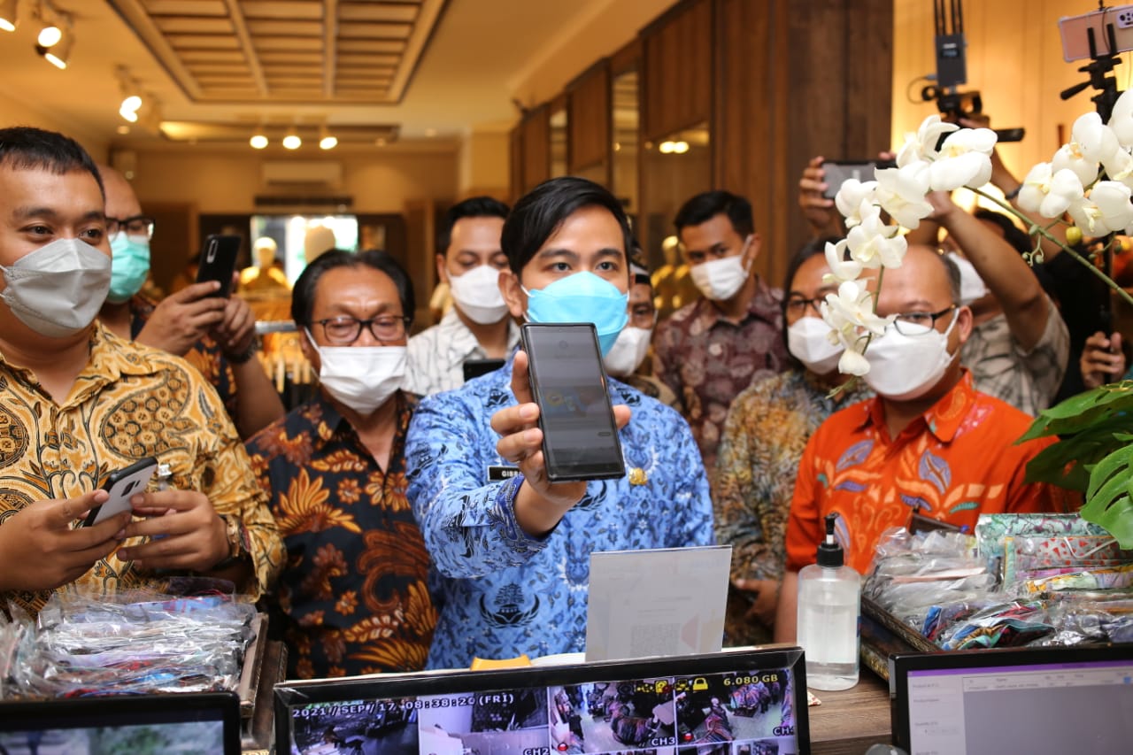 Walikota Surakarta Gibran menunjukkan pembelian dengan QRIS