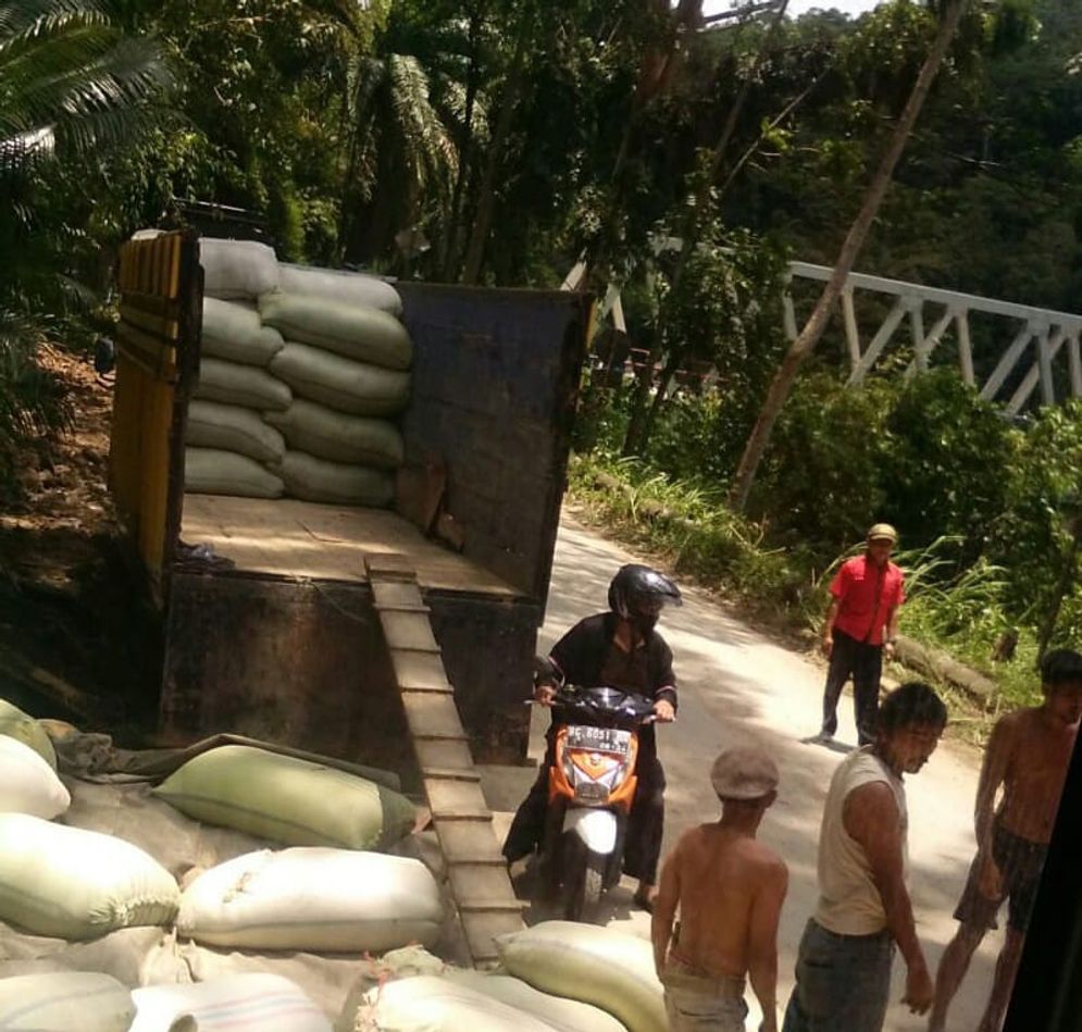 Petugas memasang  karung berisi pasir antisipasi kembali longsor