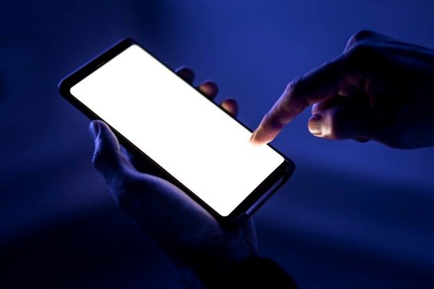 Awas! Sering Main Smartphone Sebelum Tidur Picu Gangguan Kesehatan Serius