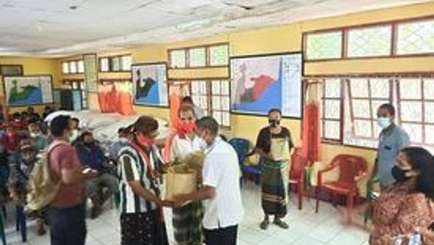 Wabup Nagekeo Marianus Waja Serahkan Bantuan 4.9 Ton Beras kepada Warga Desa Kotodirumali