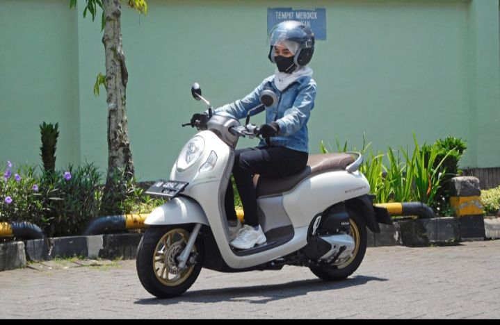 Tips aman berkendara bagi lady biker berhijab