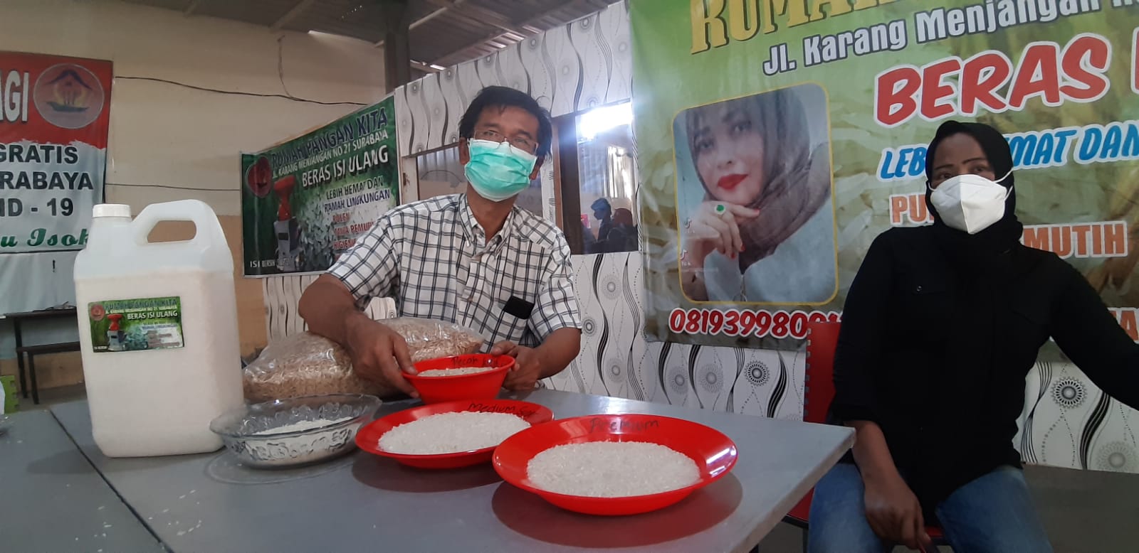Hason Sitorus di Rumah Pangan Kita, tempat edukasi dan penyediaan bahan kebutuhan pokok miliknya.