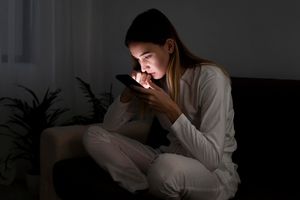 Bangun tidur langsung bermain ponsel.