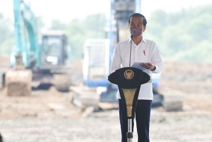 Presiden Joko Widodo saat melakukan groundbreaking pabrik baterai kendaraan listrik pertama di Asia Tenggara milik PT Indonesia Battery Corporation (IBC) dan Konsorsium LG dari Korea Selatan.