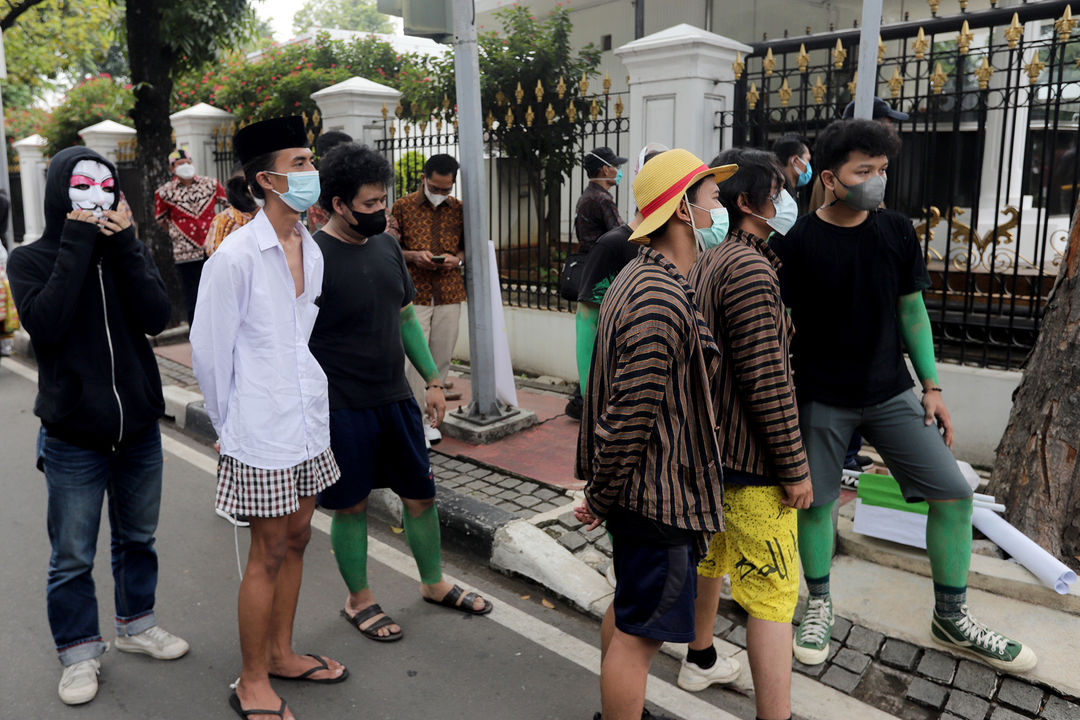 Massa yang berasal dari Asosiasi Petani Tembakau Indonesia melakukan aksi  unjuk rasa menolak kenaikan harga cukai tembakau di depan kantor Sekretaris Negara, Jakarta, Senin, 20 September 2021. Foto: Ismail Pohan/TrenAsia