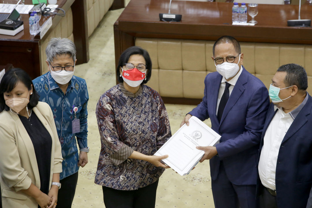 Menteri Keuangan Sri Mulyani (tengah) menerima Daftar Inventarisasi Masalah (DIM) RUU HKPD dari Ketua Komisi XI DPR RI Dito Ganinduto (kedua kanan) dalam rapat kerja di Kompleks Parlemen MPR/DPR-DPD, Senayan, Jakarta, Senin, 20 September 2021. Foto: Ismail Pohan/TrenAsia