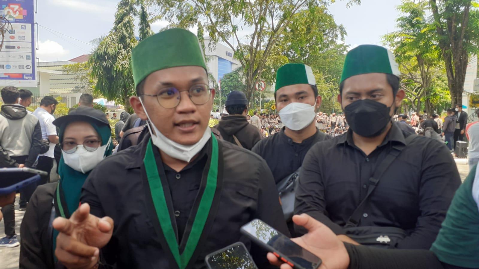 Mahasiswa HMI di sela aksi memberikan keterangan kepada awak media, Senin (20/9/2021).