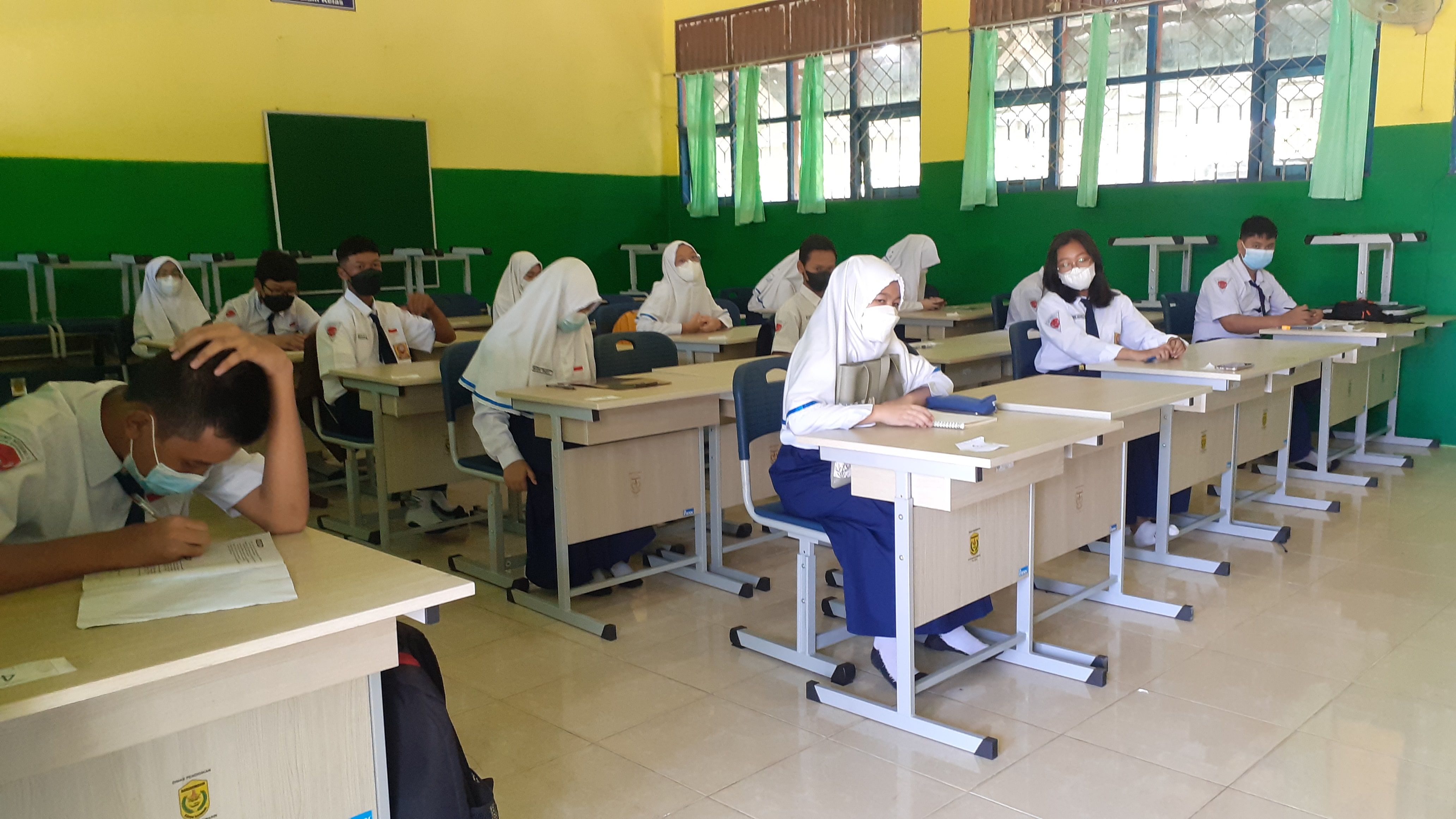 Siswa SMPN 1 Banjarmasin saat mulai PTM, Senin (20/9/2021).