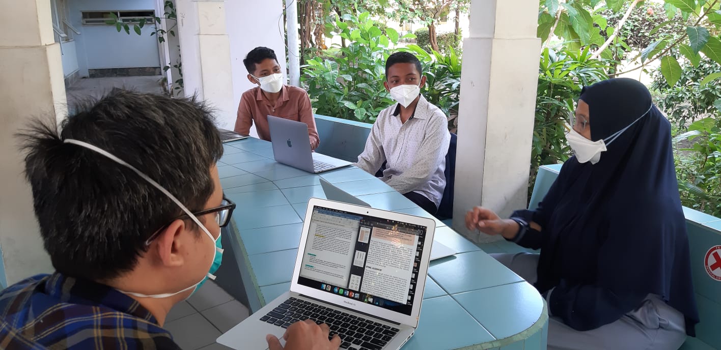 Ainun Albarr Qolby Mecca (tengah) berbincang dengan salah satu dosennya dr Eighty Mardian di selasar FK Unair, Senin (20/9/2021).