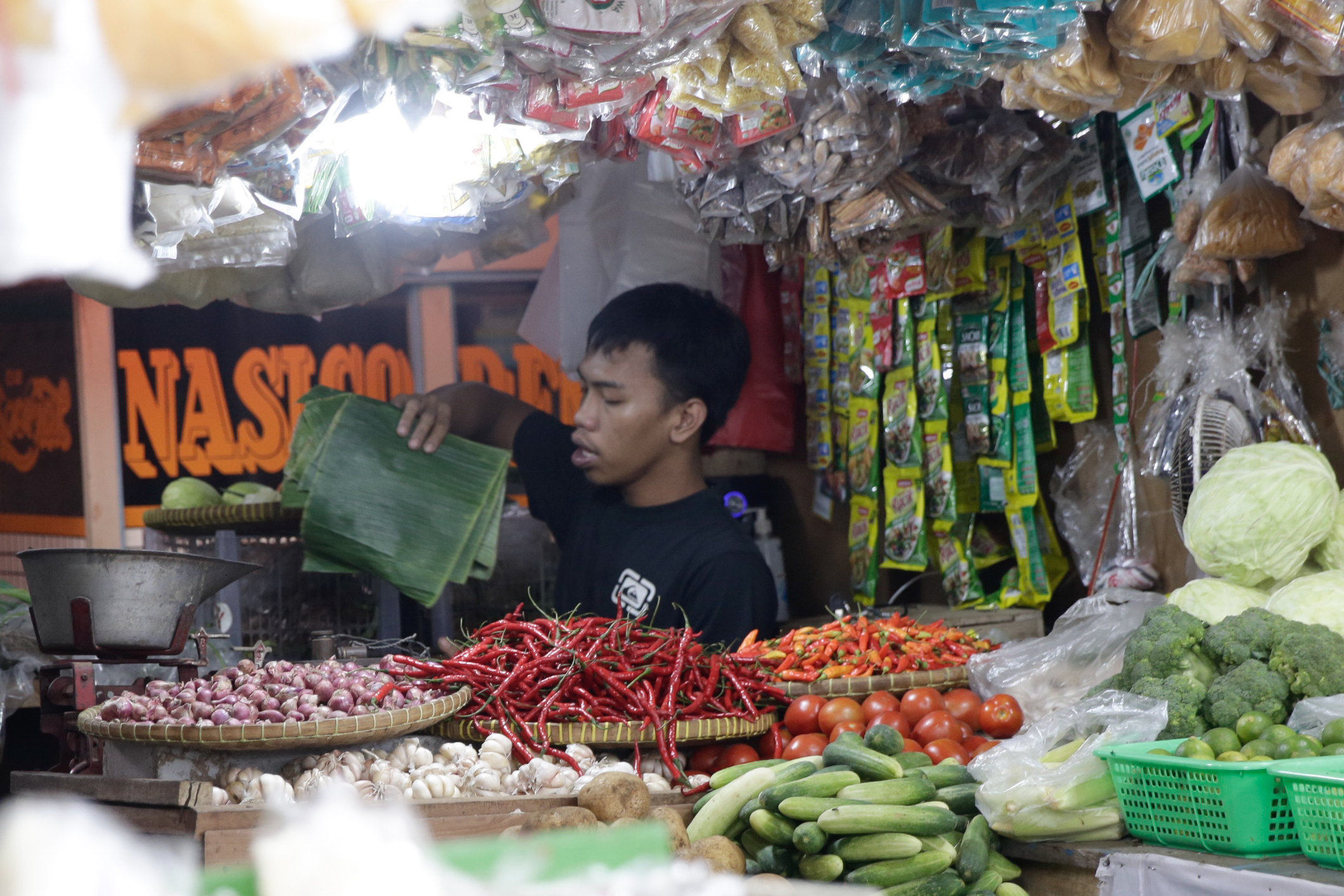 Pedagang berkativitas di kios pasar tradisional di Jakarta, Selasa, 21 September 2022. Foto: Ismail Pohan/TrenAsia