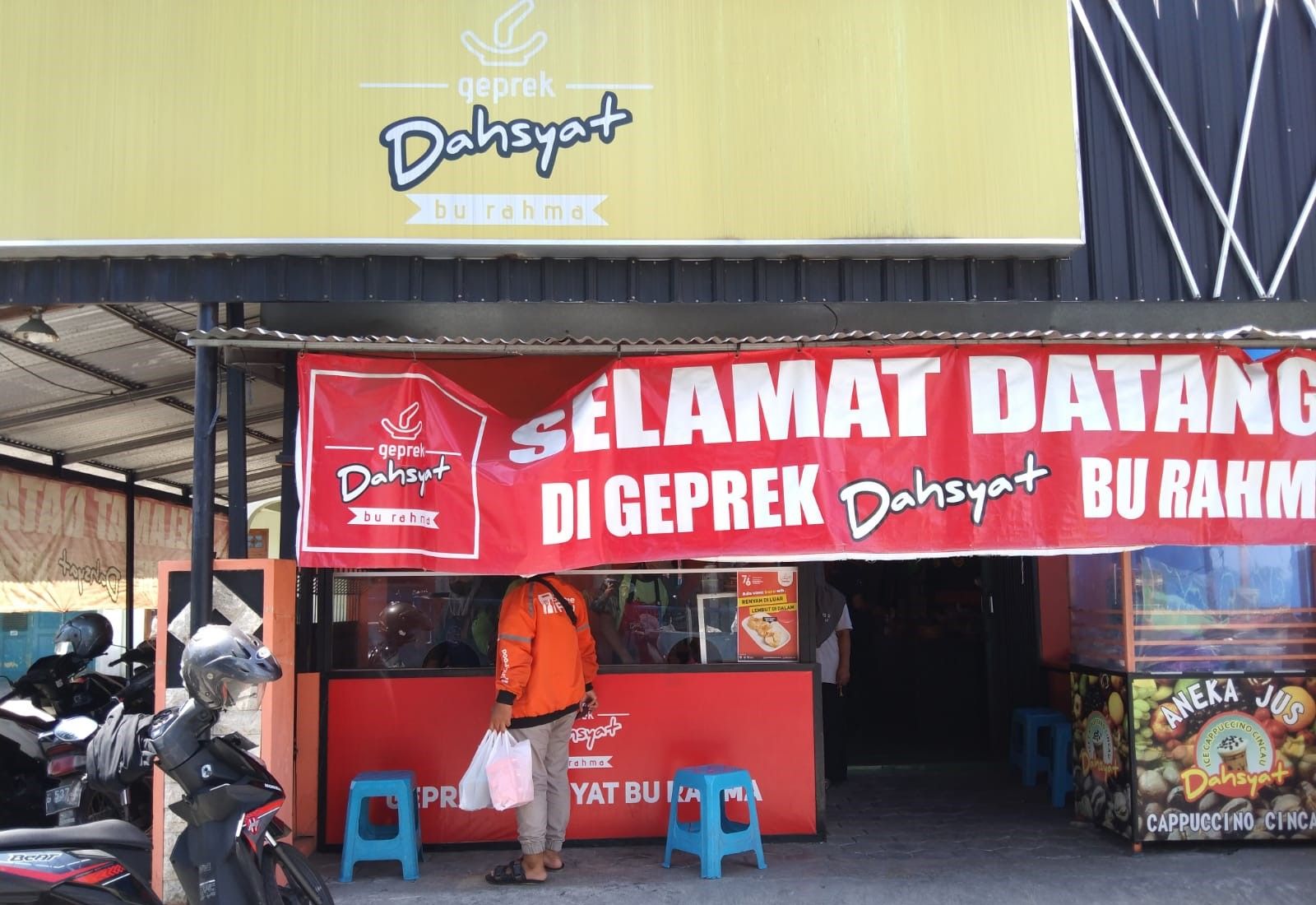 Geprek Dahsyat Bu Rahma banyak diminati pecinta pedas.