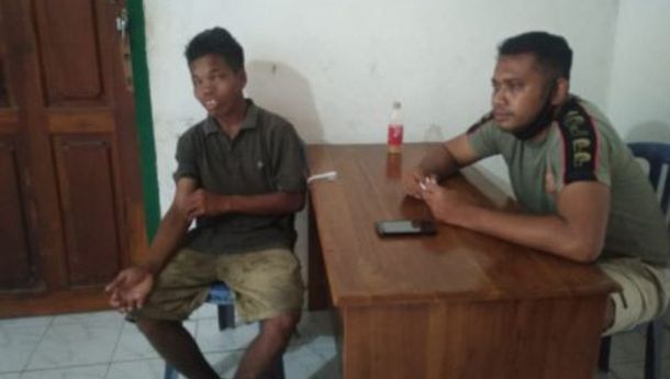 Meresahkan,  ODGJ di Labuan Bajo Ini Menimpuk Motor Warga yang Sedang Parkir