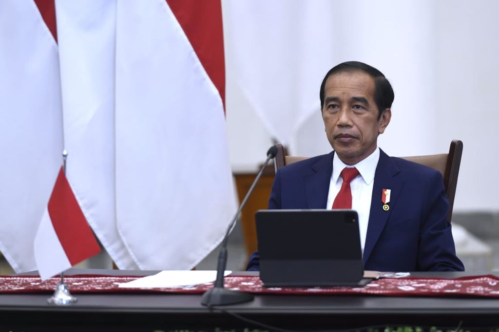Presiden Joko Widodo memberikan bantuan sebesar Rp 100 juta kepada Verawaty Fajrin yang mengalami kanker Paru-paru.