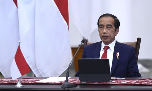 Presiden Jokowidodo membantu legenda bulutangkis Indonesia.jpeg