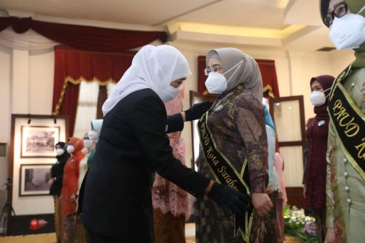 Gubernur Jatim Khofifah Indar Parawansa saat mengukuhkan Rini Eri Cahyadi sebagai Bunda PAUD