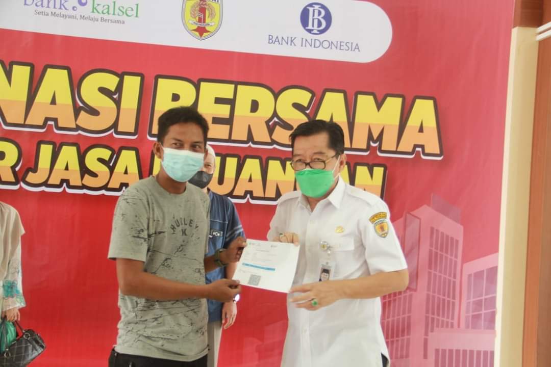 Penyerahan secara simbolis sertifikat vaksin di Kabupaten HST.
