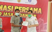 Penyerahan sertifikat vaksin secara simbolis di Barabai.jpeg