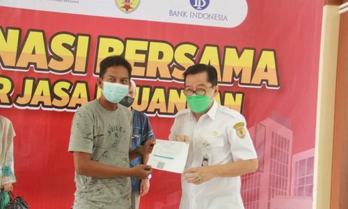 Penyerahan sertifikat vaksin secara simbolis di Barabai.jpeg