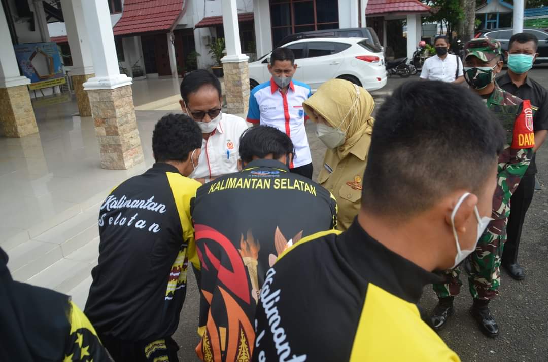 Bupati Batola Noormiliyani melepas rombongan atlet asal Batola yang memperkuat kontengen Kalsel yang akan berlaga di PON Papua.