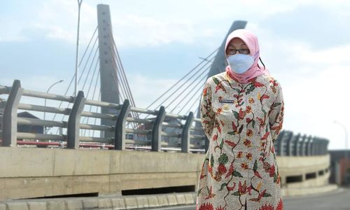 Bupati Batola Noormiliyani meninjau jembatan Alalak.jpeg