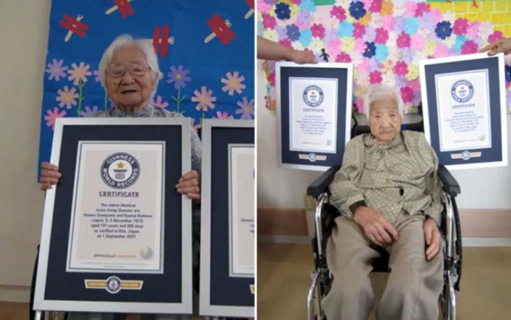 Umeno Sumiyama (kiri) dan Koume Kodama (kanan) menerima sertifikat mereka dari Guinness World Records