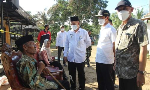 Rahmadi serahkan bantuan kepada warga yang tertimpa musibah kebakaran.jpeg