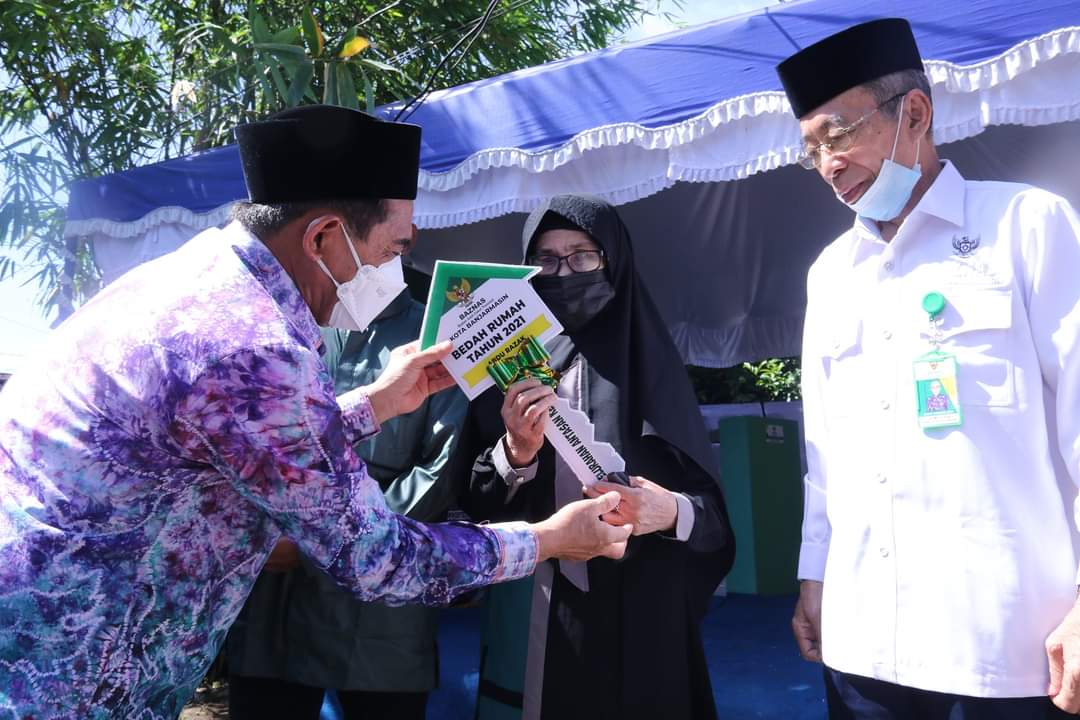 Wakil Walikota Banjarmasin Arifin Noor bersama pengurus Baznas Kota Banjarmasin menyerahkan secara simbolis kepada penerima manfaat bedah rumah yang diinisiasi Baznas Kota Banjarmasin.