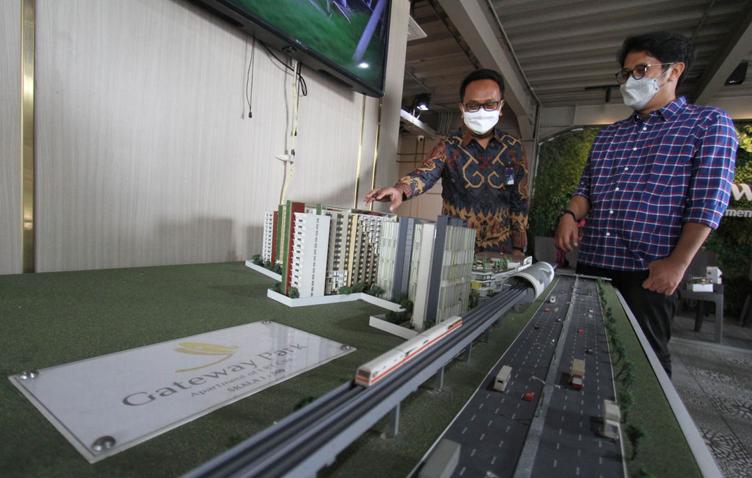 Project Director LRT City  Windianto berbincang dengan Project Marketing Manager Dwi Arif di depan maket proyek LRT City Jati Bening, Kamis 23 September 2021. Foto : Panji Asmoro/TrenAsia