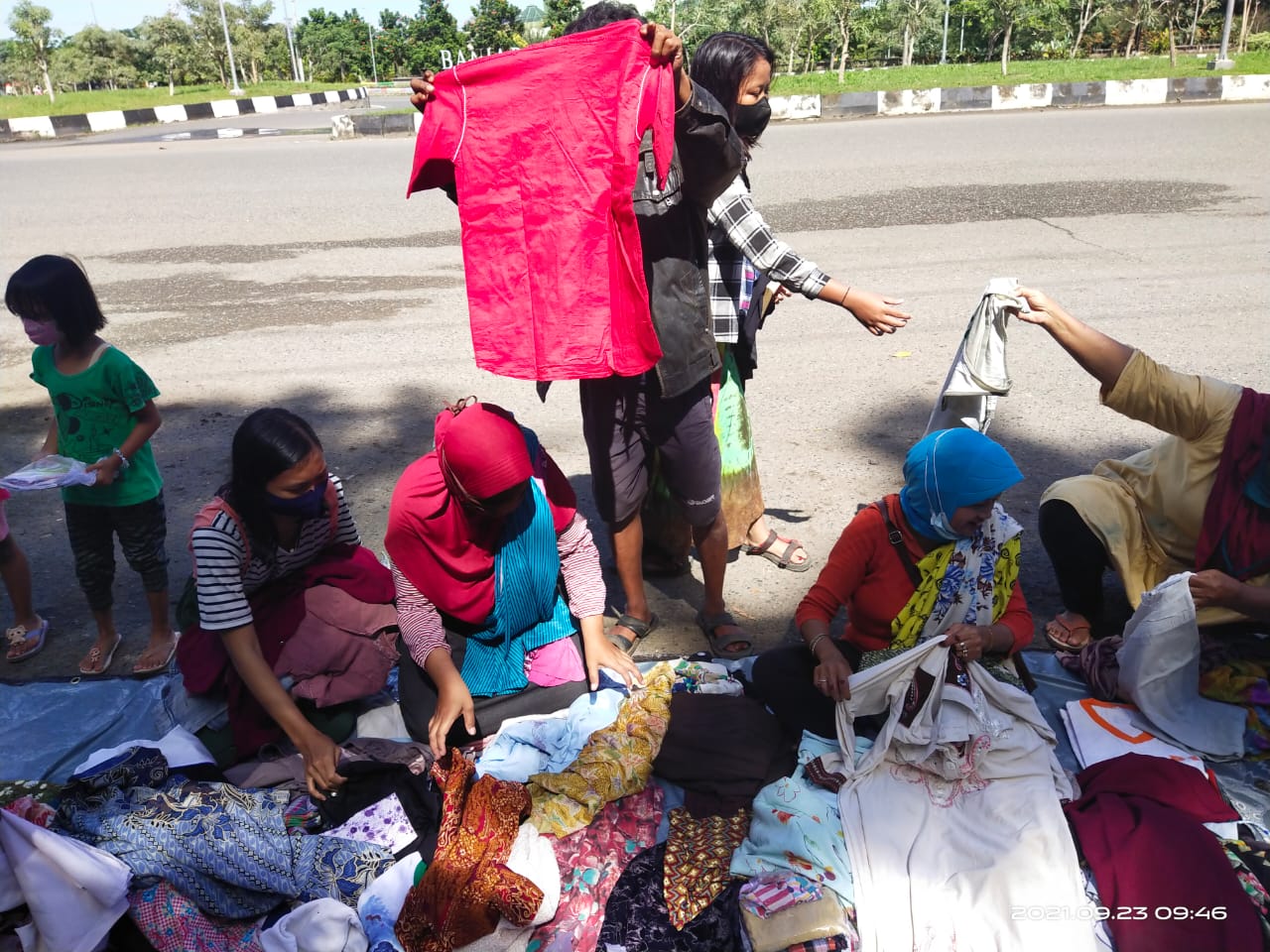 Pasar gratis yang diinisiasi pemuda di Banjarbaru sebagai bentuk protes dari perpanjang PPKM