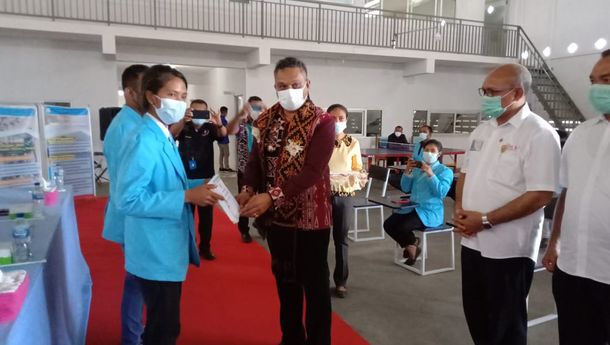 Bupati Sikka Serahkan Beasiswa bagi 18 Mahasiswa Politeknik Christo Re, Maumere