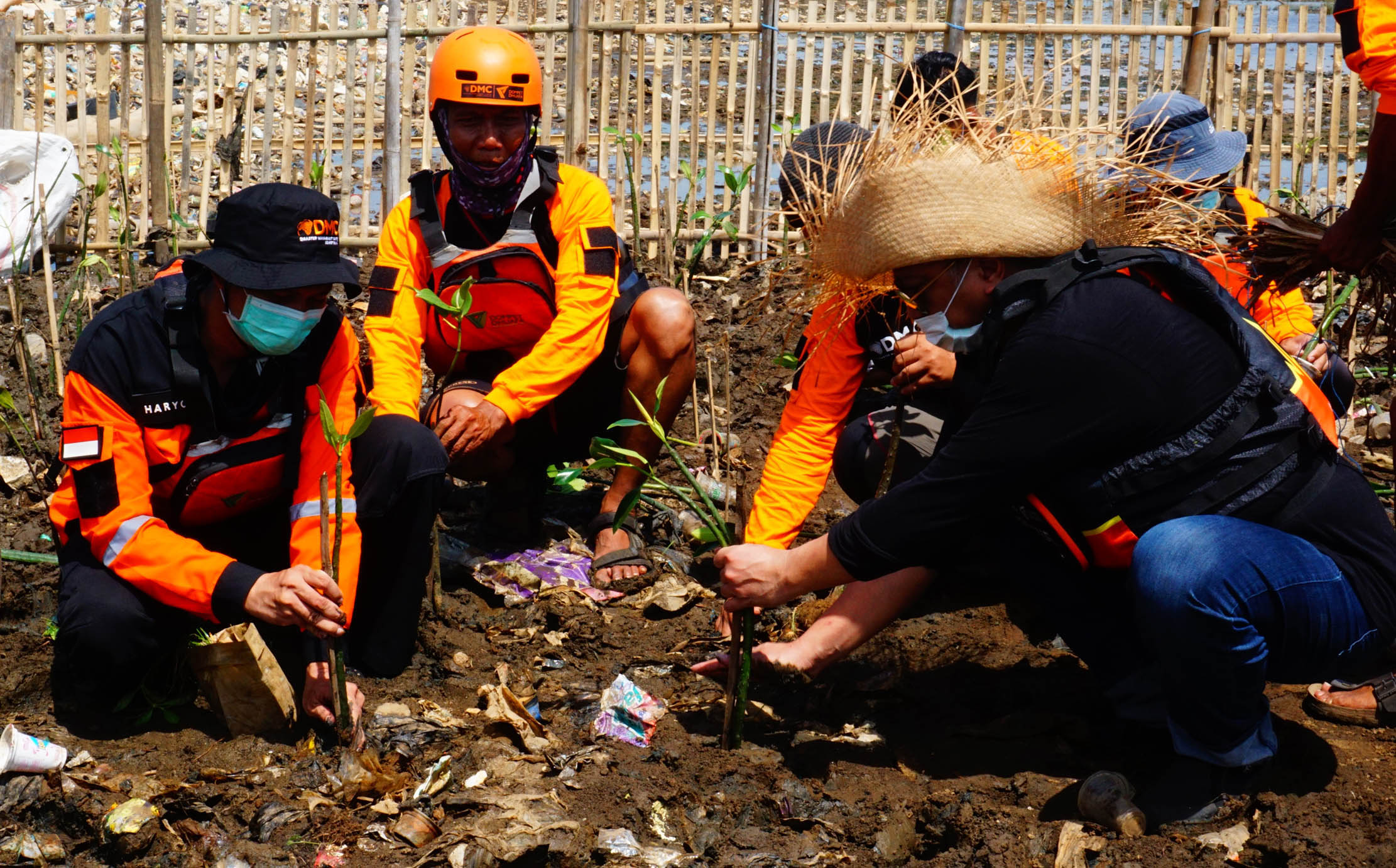 Relawan Dompet Duafa lakukan pembersihan sampah dan penanaman mangrove dalam rangka World Cleanup Day 2021 di Pulau Sampah Tanjung Burung Kecamatan Teluk Naga Kabupaten Tangerang, Jumat 24 September 2021. Foto : Panji Asmoro/TrenAsia       