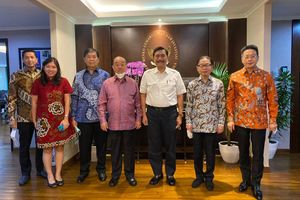 Mu'min Ali Gunawan (tengah berbaju merah, saat berkunjung ke kantor Kementrian Kemaritiman) diduga terseret kasus pajak.