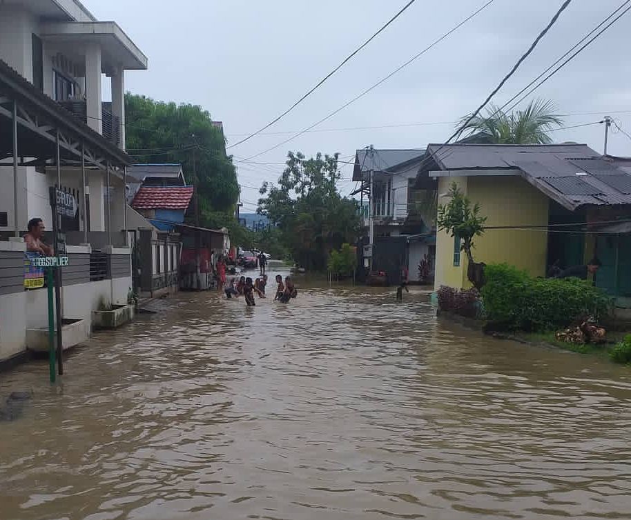 Ilustrasi saat hujan deras genangan air di jalan beller