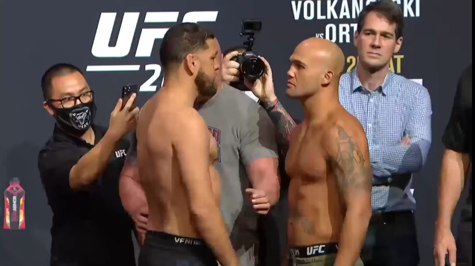 Diaz dan Lawler setelah seremoni timbang badan.