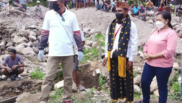 Bupati Nagekeo Letakan Batu Pertama Pembangunan Balai Pertemuan Masyarakat Desa Ladolima Timur