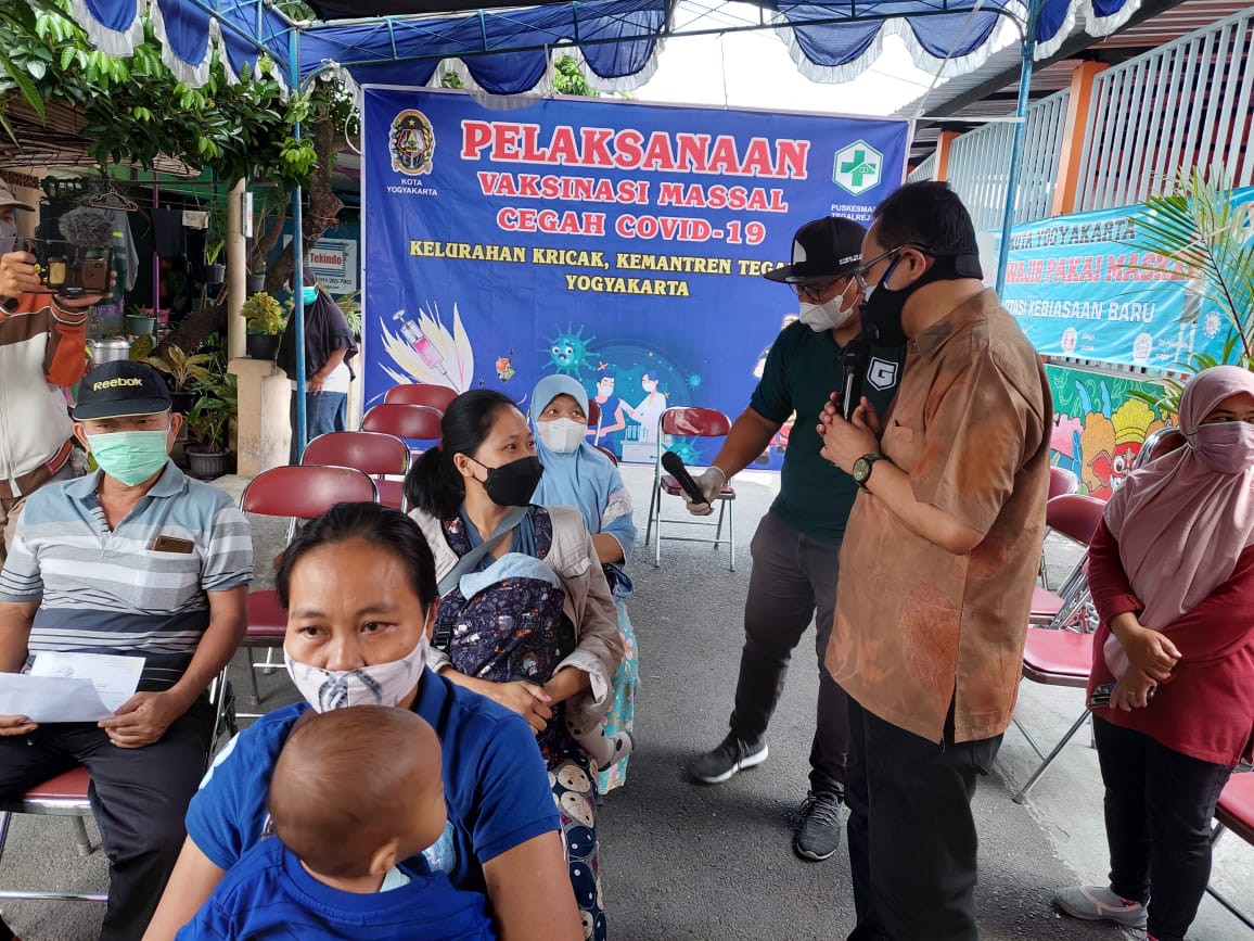 Wakil Walikota Yogyakarta Heroe Poerwadi meninjau pelaksanaan vaksinasi COVID-19 di Kelurahan Kricak, Tegalrejo, Yogyakarta.
